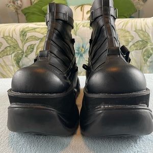 Demonia Boxer-13, size 8 in very good condition